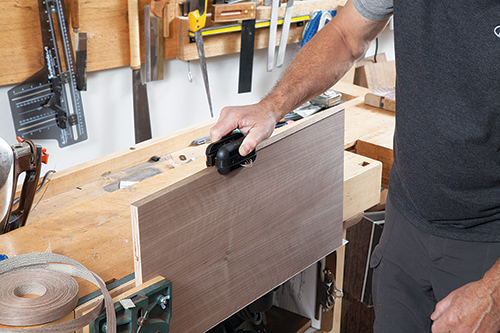 Cutting veneer banding with veneer trimmer