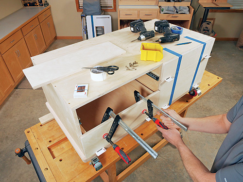 Using playing cards as spacers for drawer installation during clamp up