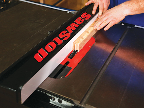 Cutting groove for securing slats in kennel rail