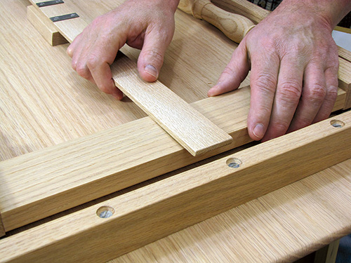 Installing locking device for securing folded table legs