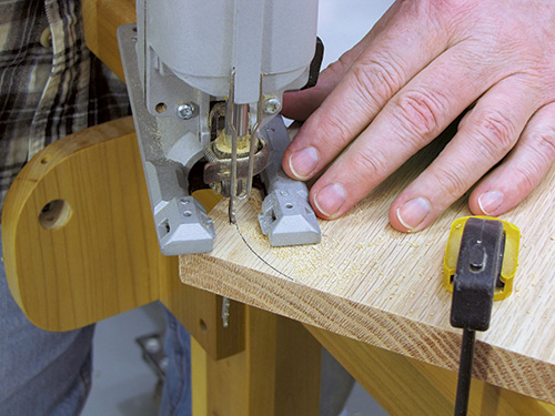 Making round edge cut on tabletop with jig saw