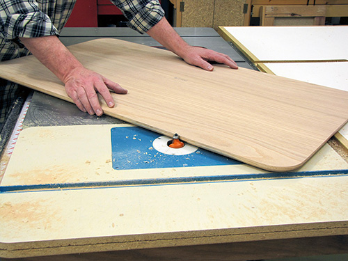 Smoothing tabletop edges with router