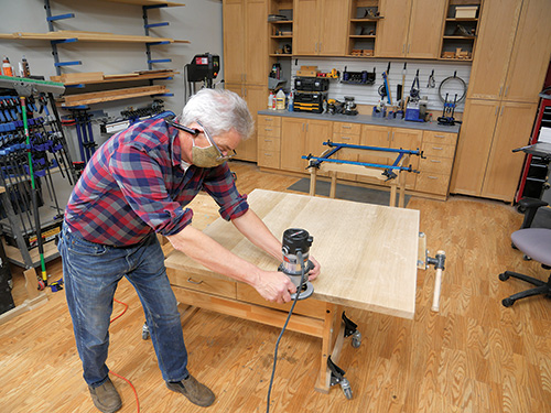 Smoothing tabletop edges with router