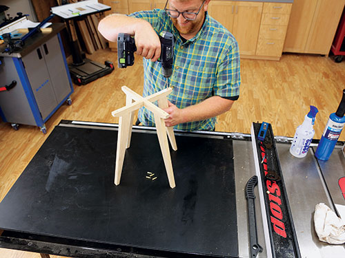 Screwing plant stand legs in place