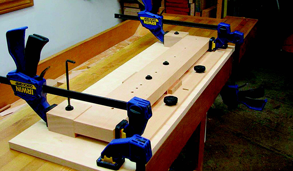 Cutting dovetail pins with a benchtop jig