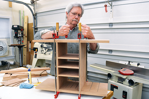 When the center module has dried, attach the desk’s top and bottom components.