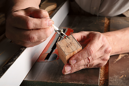 Marking circular pattern of floor lamp body
