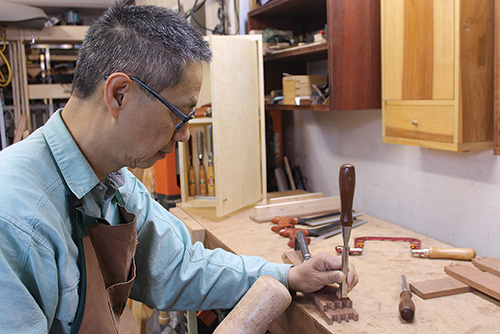 Cutting dovetail sockets with chisel and mallet