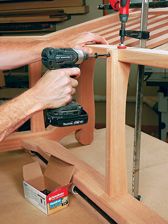 Screwing garden bench rails together using washerhead screws