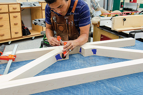 Clamping stretchers and base for dining table