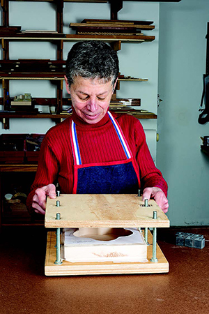 Taking off the top of her largest press to remove squeeze-out, then replacing it, didn't disturb the glue bond on the box body/box bottom assembly.