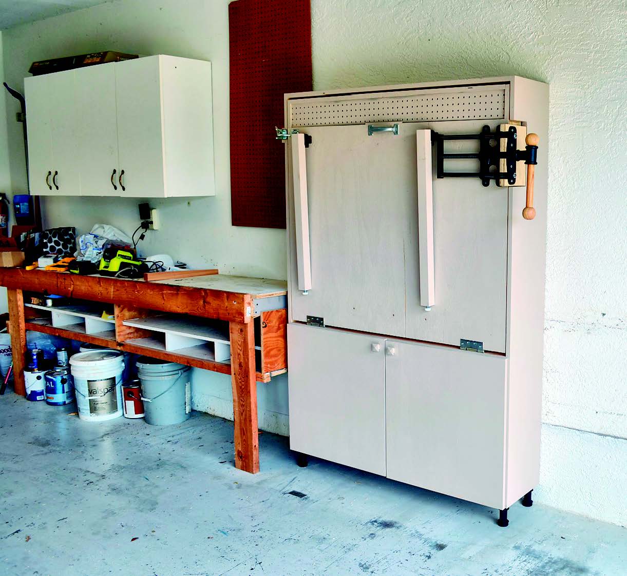 Workstation installed in a garage