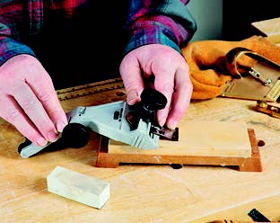 The knob in the center of the General 809 honing guide is used to set the blade to the desired honing angle.