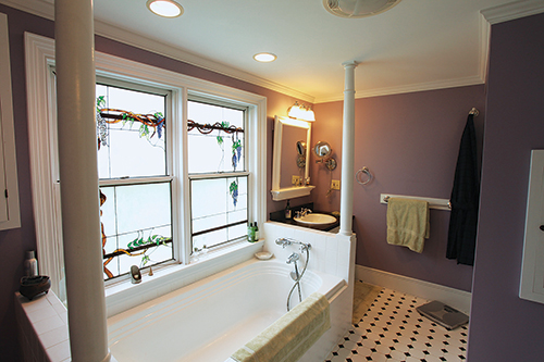 Greek column used as a support piece for a bath tub