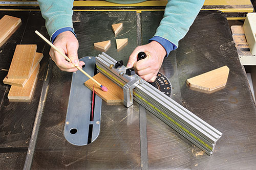 Guiding cut for trapezoidal piece with miter fence