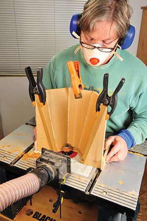 Cutting slot on the base of deck planter