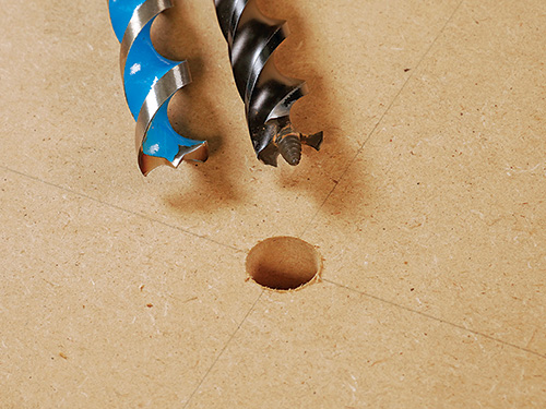 Augur bit and brad point spur for cutting smooth dog holes