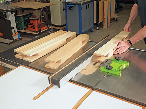 Cutting joinery grooves in table saw leg