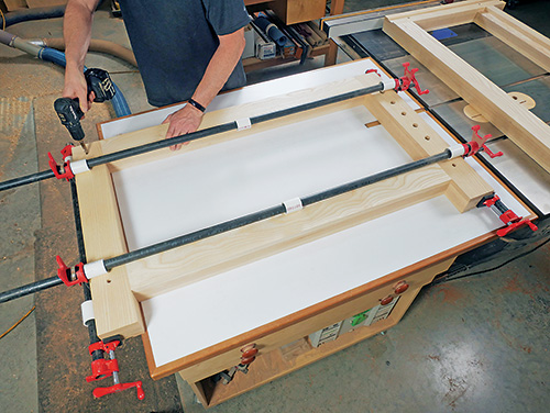 Clamping workbench stretchers lengthwise