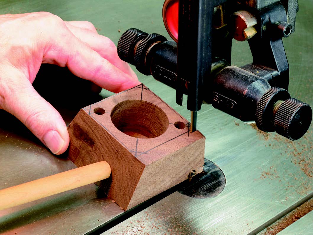 Cutting beveled box sides with band saw