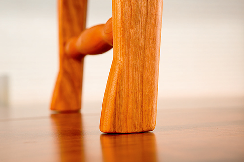 Rounded feet of laptop desk