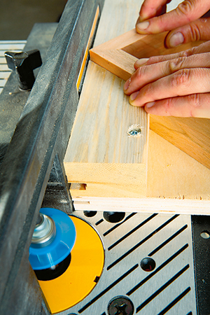 Cutting slot for installing apron of laptop desk