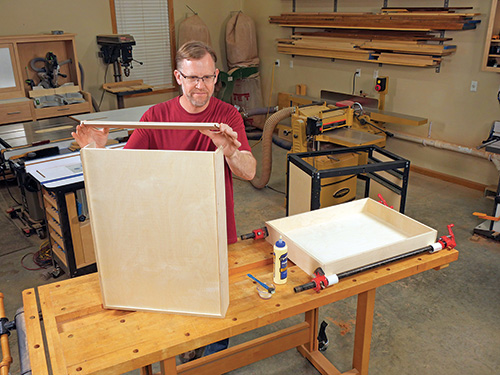 Assembling shop stand drawers