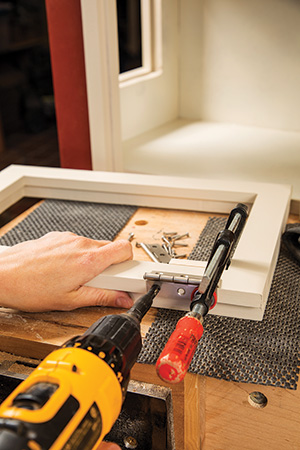 Attaching utility hinge with a self-centering bit