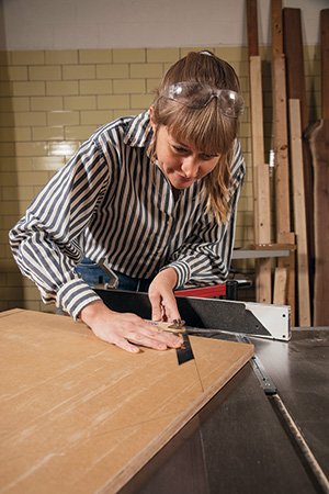 Setting table saw miter gauge angle with a sliding bevel