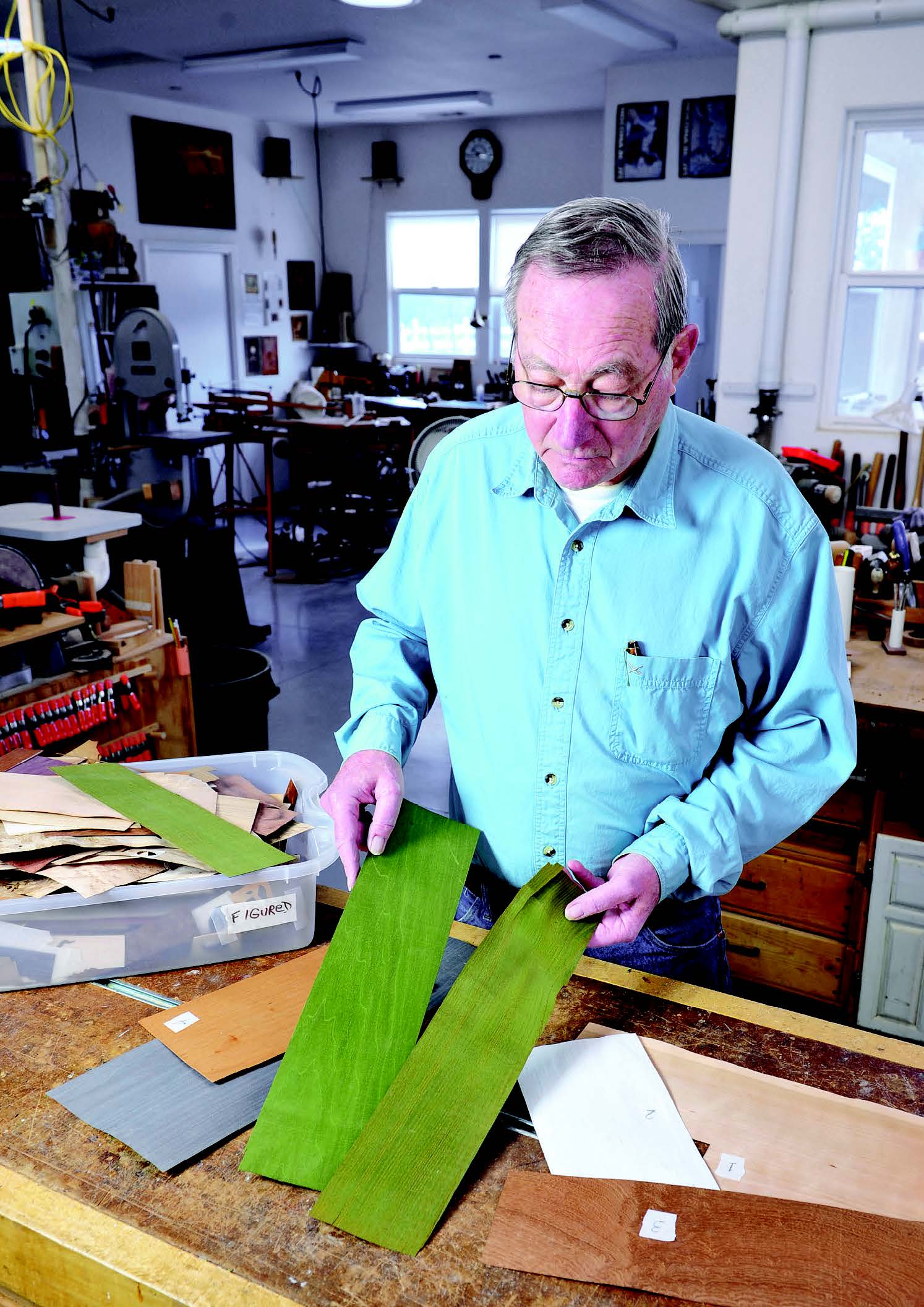 Choosing veneer colors for marquetry box