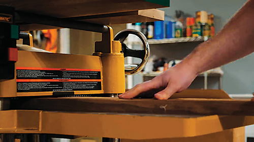 Planing board flat in a surface planer