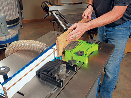 Using featherboard combo and router to cut splines