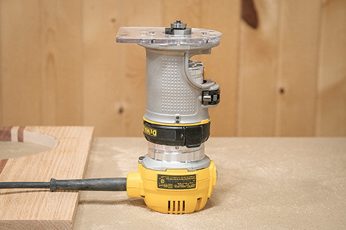 Rabbeting bit in handheld router