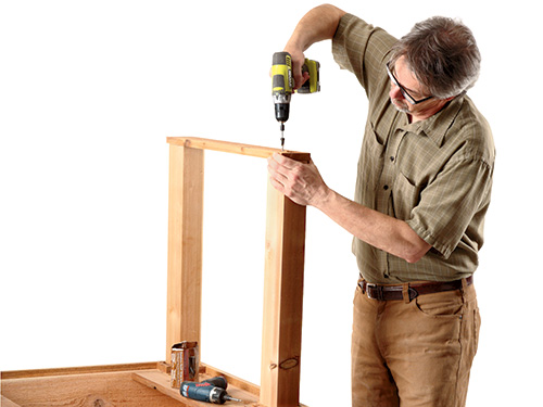 Assembling patio planter base