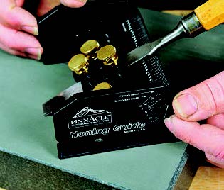 Small thumbscrews on the side of the carriage let you set both primary and secondary honing angles.