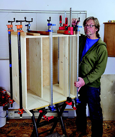 The author used wood scraps as cauls in his assembly to distribute the clamping pressure and prevent the clamps from denting the plywood.
