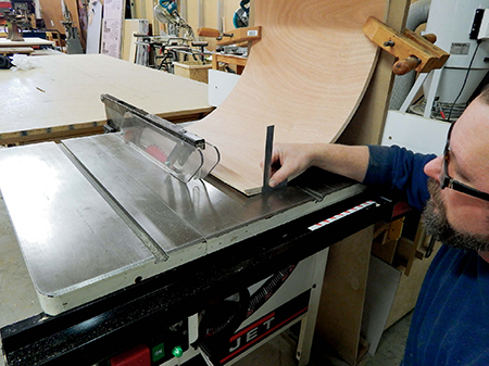 Adjusting curved panel on table saw