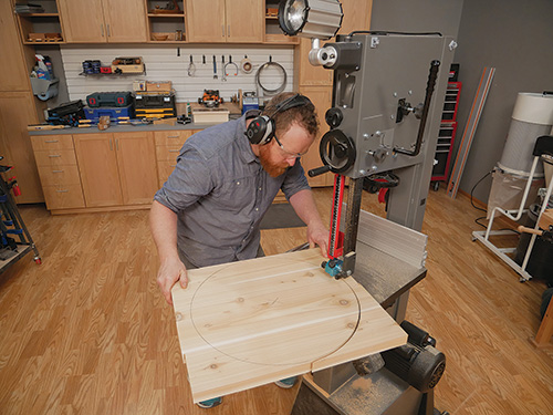 Cutting out circular tabletop with band saw