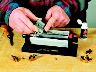 Grooves in the side-clamping honing guide are capable of holding even very short blades and narrow chisels.