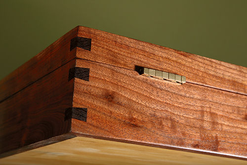 Hinge on silverware chest lid