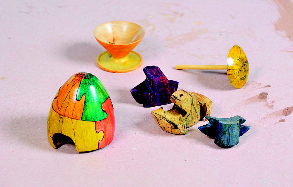 Finishing with dyes allows the spalted wood on this egg puzzle to show through. It’s best to seal dyes with a clear finish so they don’t dissolve.