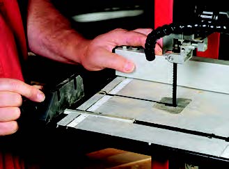 The 9" Skil 3386’s miter gauge features a bar with a T-shaped profile, to keep it from lifting in the slot.