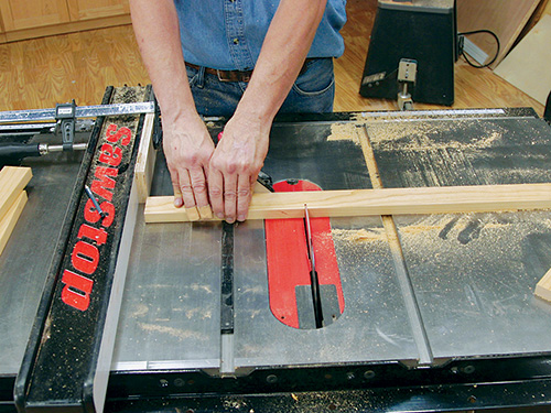 Cutting trivet ends on table saw
