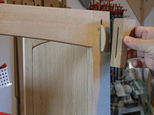 Using biscuit to secure corbel