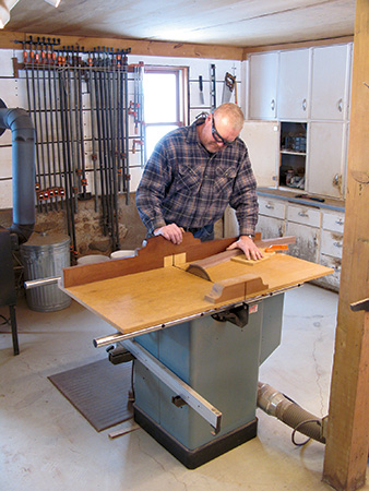 Trimming table legs at a table saw