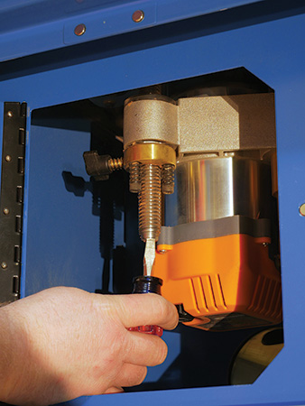 Adjusting bit height in a router table