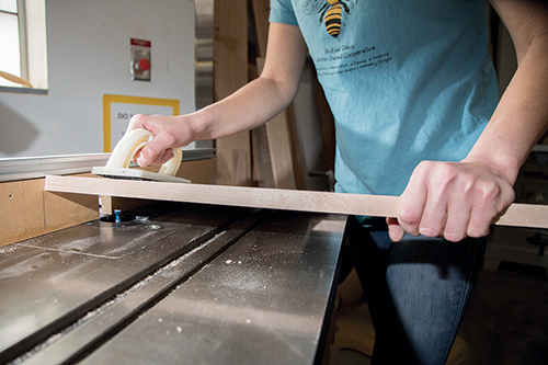 Guiding keyhole cut on router table