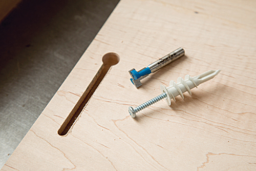 Creating a keyhole hanger with a router bit
