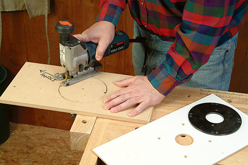 Cutting clearance for in tilting router table