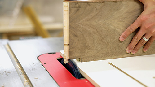 Cutting notch for drawer slide installation